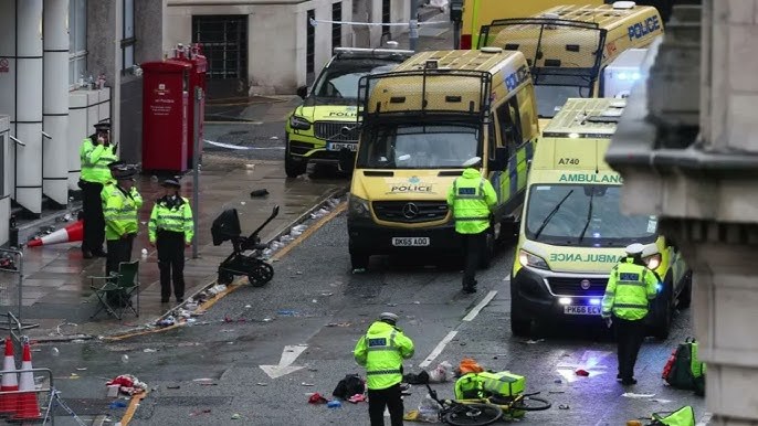 Quatro torcedores ficaram "muito, muito doentes" depois que carro chega ao desfile de Liverpool