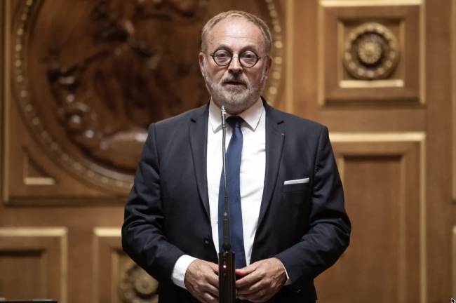 Ex-senador francês em julgamento por supostamente drogar deputado