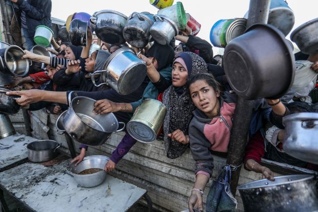 Fome toma conta de Gaza: dez pessoas morrem de fome na Faixa de Gaza enquanto Israel nega falta de recursos e atira em filas de comida