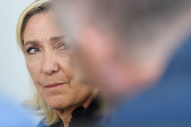 Reunião Nacional apoia Le Pen em meio a reveses legais