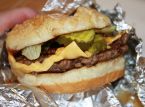 Influenciadora afirma que quase foi expulsa de um restaurante por comer um hambúrguer errado