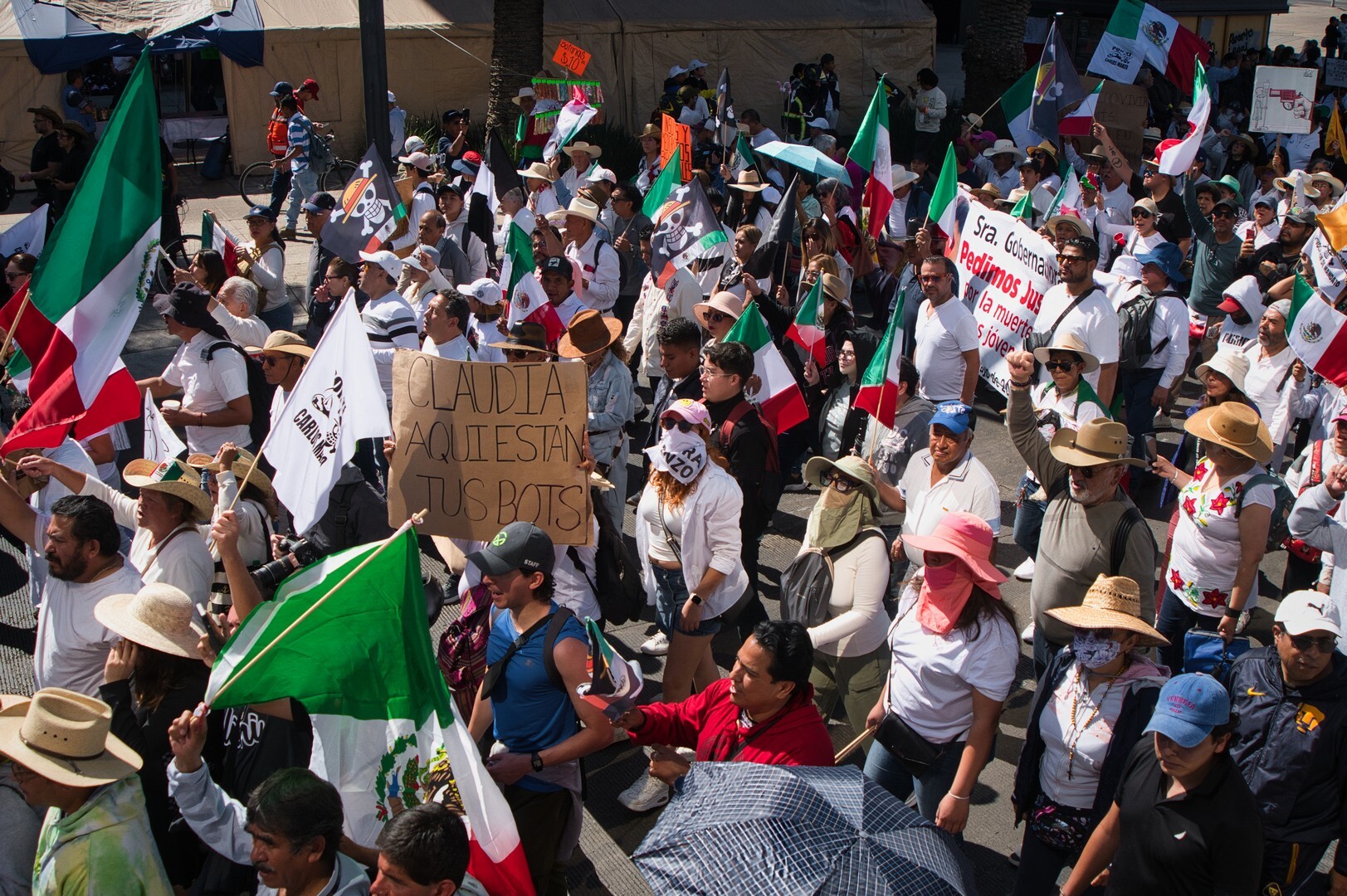 Milhares protestam no México durante abertura da Copa do Mundo: Professores e famílias de pessoas desaparecidas em guerras contra as drogas