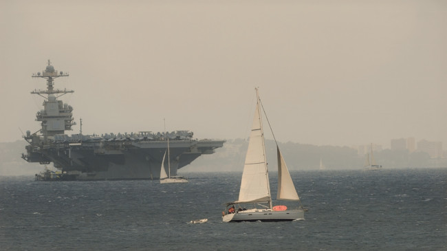 O porta-aviões americano USS Gerald R. Ford sofre um incêndio a bordo durante o 18º dia da guerra com o Irã
