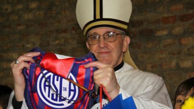 O Papa Francisco era um pontífice amante do futebol e descreveu o esporte como uma "linguagem universal"