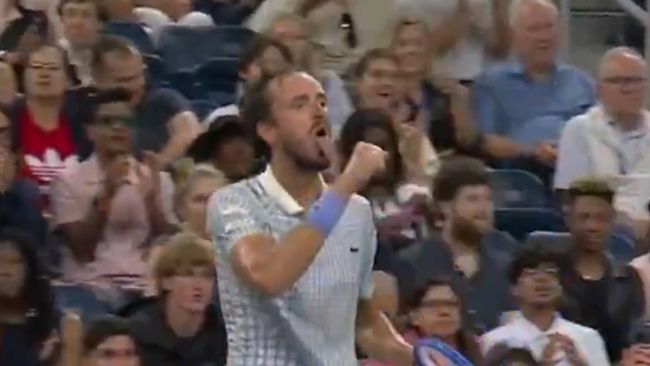 Daniil Medvedev é pego fazendo gesto obsceno durante show embaraçoso no US Open