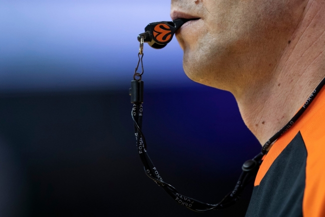 Secretário-geral da FIBA concorda com os torcedores: VAR desacelera demais os jogos