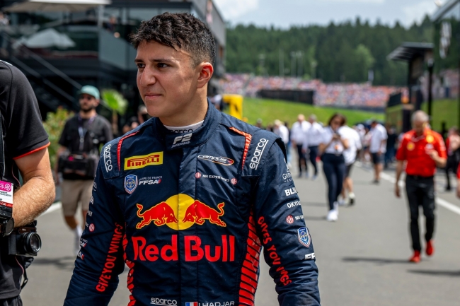 Isack Hadjar, vice-campeão da F2, promovido à equipe irmã da Red Bull, RB na Fórmula 1
