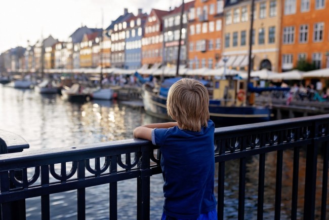 Dinamarca planeja proibição de mídia social para menores de 15 anos