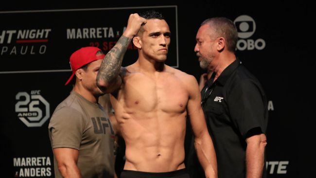 Charles Oliveira desmistifica rumores de que a revanche com Max Holloway acontecerá no UFC 324 em janeiro