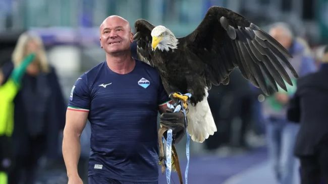 Lazio demite falcoeiro, cuidador de seu mascote águia, que mostrou sua prótese de pênis nas redes sociais
