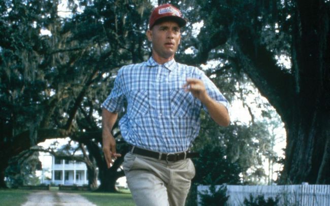 Tom Hanks estrela o videoclipe do filho Chet Hanks que apresenta referências a Forrest Gump