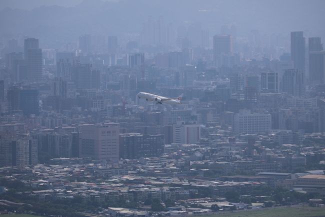 O Japão se prepara para uma maré de tempestade enquanto a tempestade tropical Jangmi corta energia e desloca pessoas