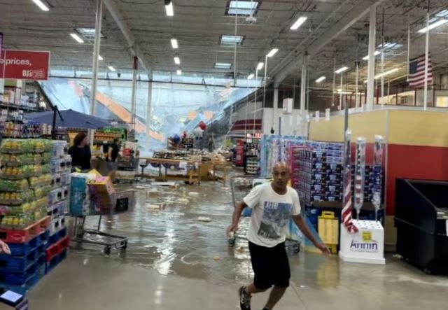 Compradores escapam ilesos após o telhado da loja desabar durante a tempestade