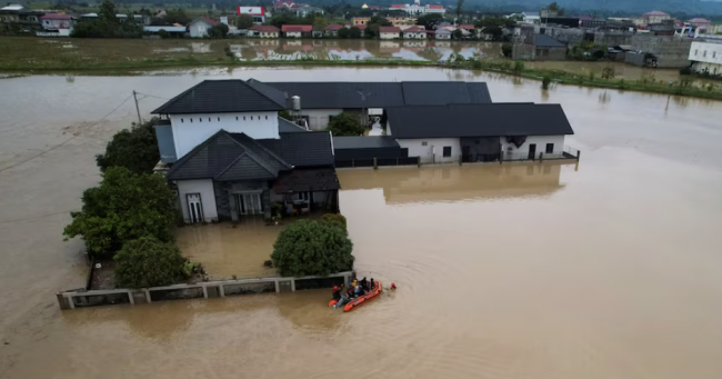 Número de mortes por tempestades no Sudeste Asiático se aproxima de 700, e a escala total do desastre foi revelada