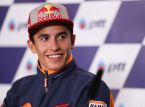 Carlos Sainz considera Marc M&aacute;rquez o Ayrton Senna do MotoGP: "Vivendo no presente, n&atilde;o percebemos"