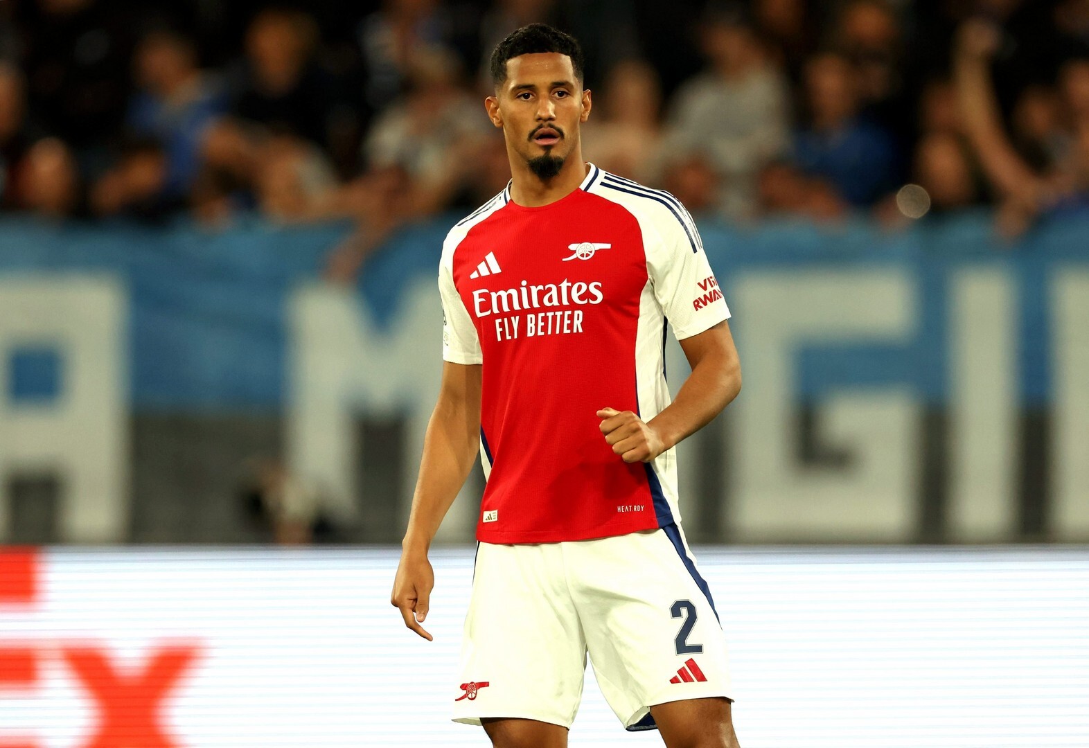 William Saliba, do Arsenal, ficará fora por um "período prolongado", sofrendo uma lesão nas costas