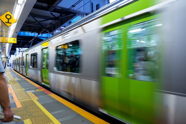 Queda de energia paralisa o trem suburbano de Tóquio