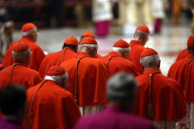 Cardeais se reunirão após o falecimento do Papa Francisco e se preparam para o funeral