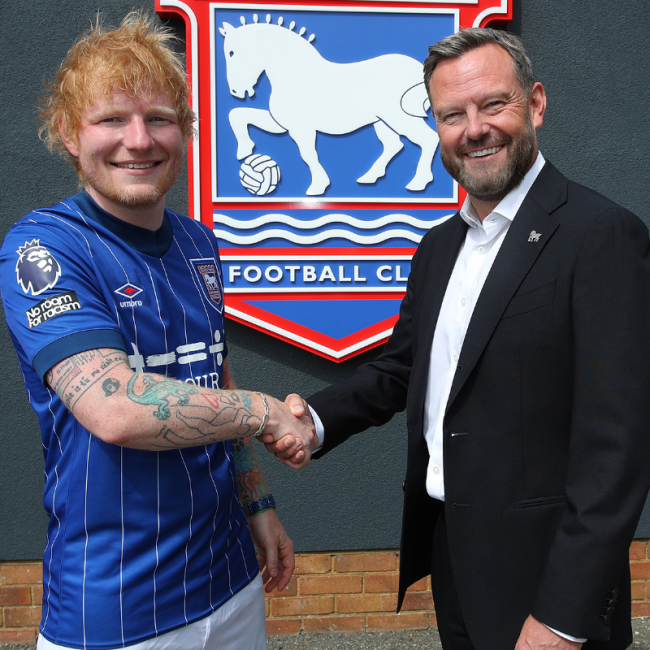 Ed Sheeran adquire uma participação no Ipswich Town FC após a promoção da equipe à Premier League