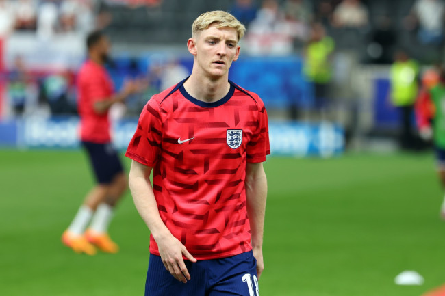 O Barcelona contrata Anthony Gordon, do Newcastle, por 80 milhões de euros até 2031