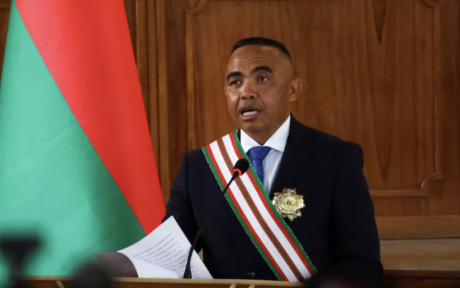 O presidente de Madagascar, Randrianirina, demite seu primeiro-ministro e todo o gabinete