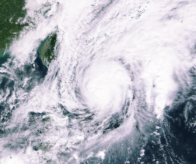 Mais de um milhão de deslocados quando o supertufão Fung-wong atinge as Filipinas