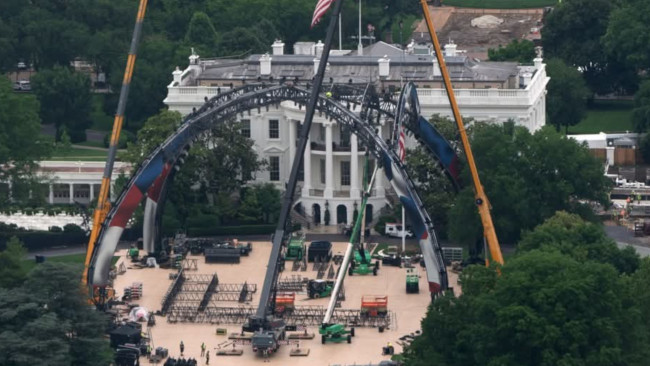 A construção da gaiola de luta do UFC em frente à Casa Branca começa