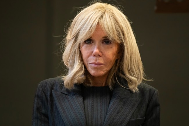 Tribunal de Paris condena 10 por assédio online a Brigitte Macron, alegando que ela nasceu homem