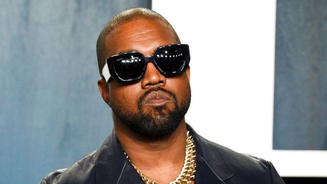 A conta X de Kanye West foi desativada após um fim de semana de postagens antissemitas e inadequadas