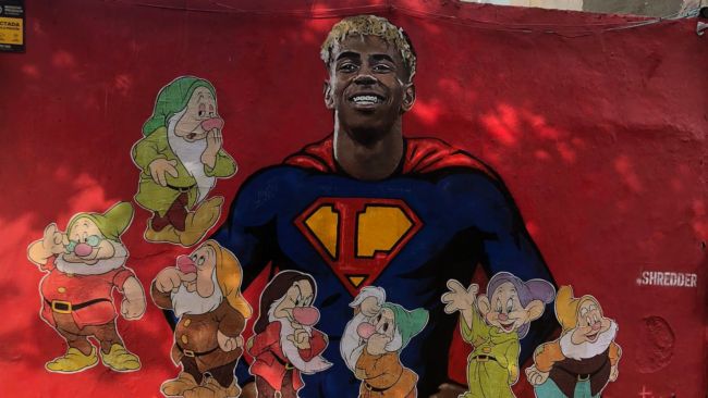 Mural de Lamine Yamal em Barcelona vandalizado com fotos dos Sete Anões