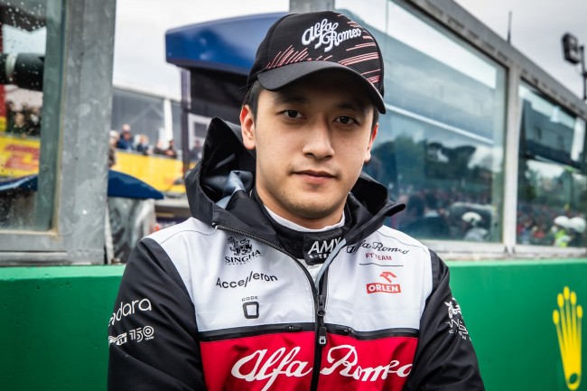 Ex-piloto da Alfa Romeo/Sauber F1, Zhou Guanyu, chega à Cadillac como piloto reserva