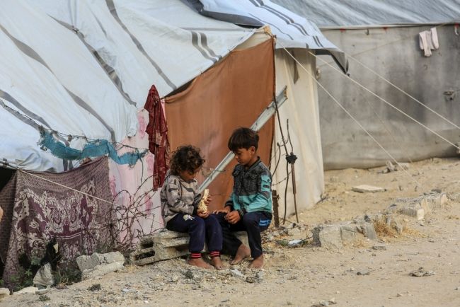 Bombardeio israelense pesado em Gaza mata 60 pessoas enquanto negociações de cessar-fogo se aproximam