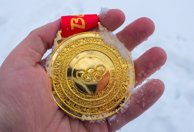 Jogos Olímpicos de Inverno investigando caso de medalhas quebradas em Milano-Cortina