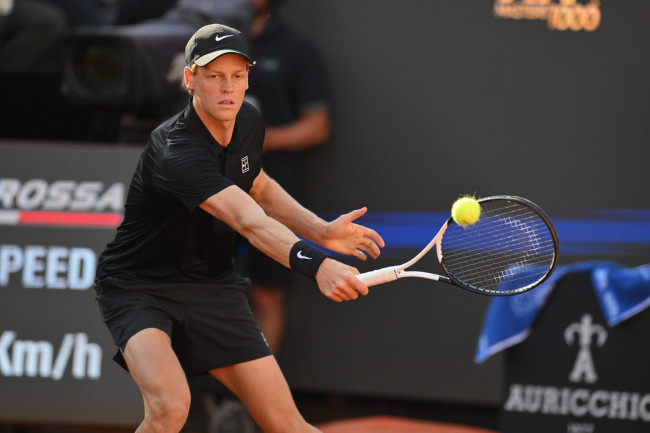 Jannik Sinner FORA de Roland Garros após precisar de um polêmico tempo médico