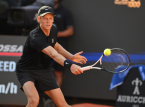 Jannik Sinner FORA de Roland Garros ap&oacute;s precisar de um pol&ecirc;mico tempo m&eacute;dico