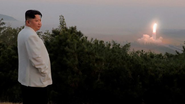 Kim Jong Un exige prontidão nuclear total