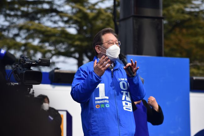 Lee Jae-myung deixa o cargo de líder do partido e de olho na candidatura presidencial