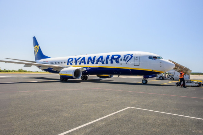 Ryanair permitirá que cidadãos com dupla nacionalidade participem de voos no Reino Unido apesar dos passaportes expirados: Uma tábua de salvação temporária