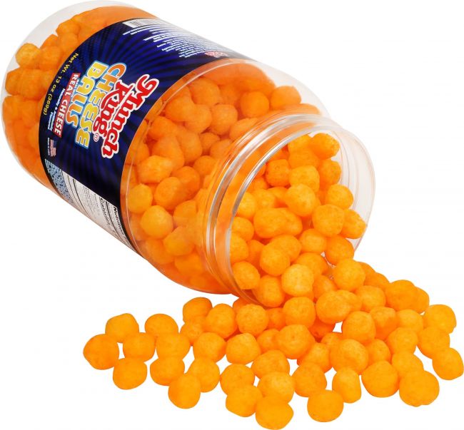 Centenas participam de evento em Nova York onde homem come um pote inteiro de bolas de queijo