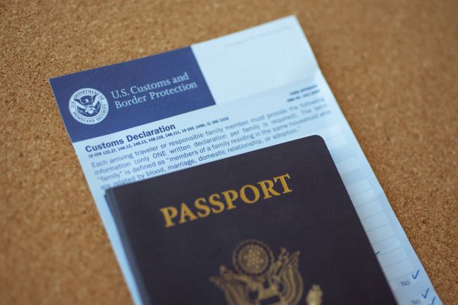 Administração Trump revela novo aplicativo de "autodeportação" para lidar com a imigração ilegal