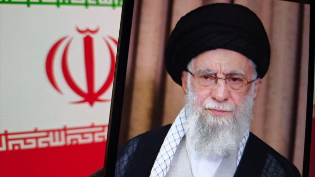 Milhares de pessoas marcham em Teerã no funeral de Ali Khamenei, reivindicando vingança contra EUA e Israel