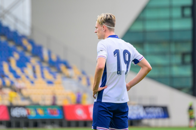 Jesse Derry, do Chelsea, levado ao hospital durante estreia na Premier League, postagem no Instagram após concussão na cabeça