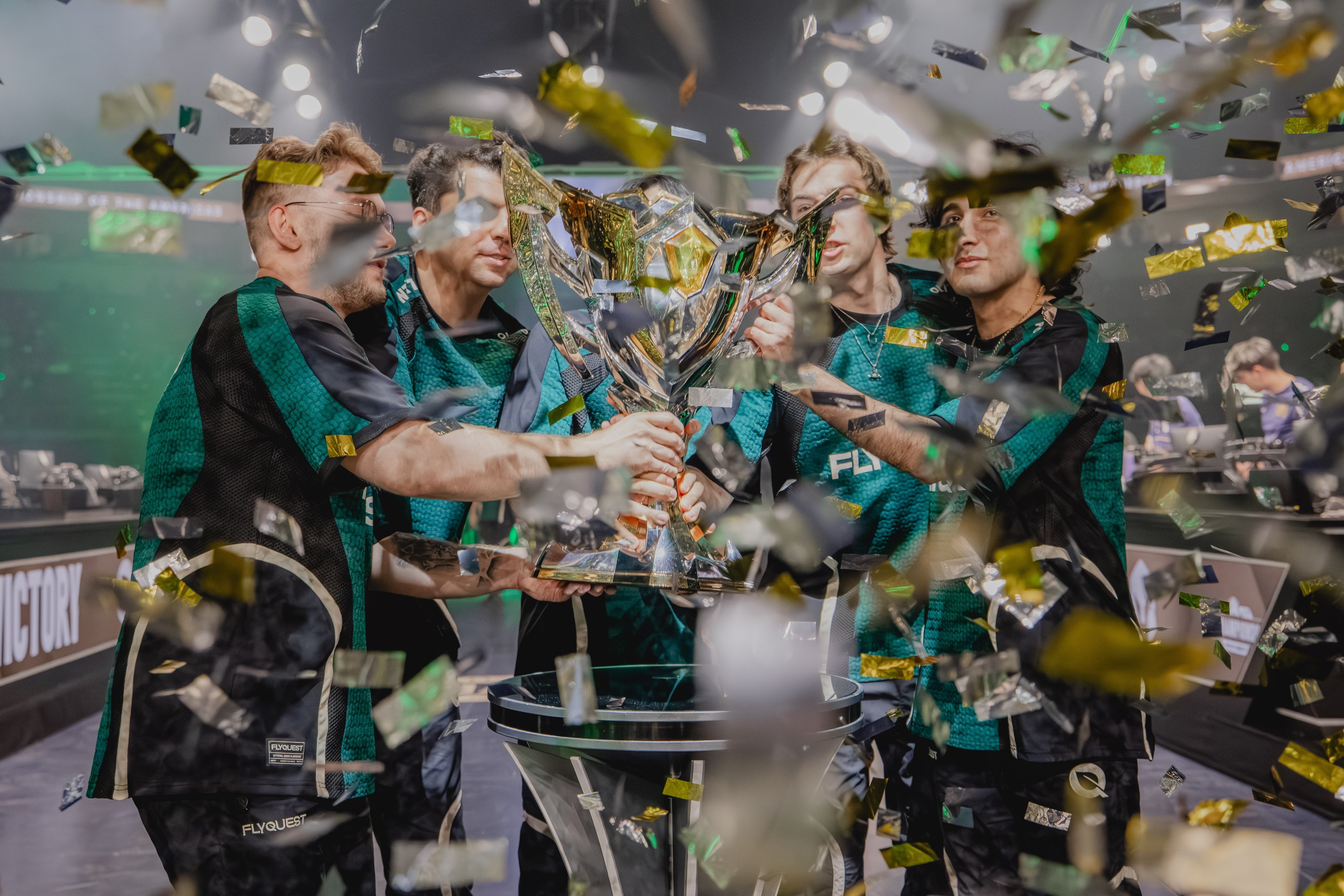 FlyQuest levanta troféu para se tornar vencedor do LTA 2025