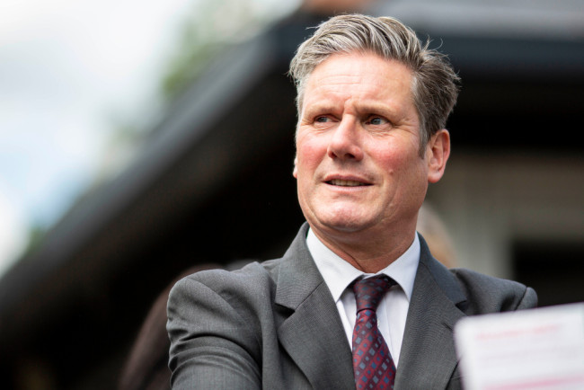 Starmer ameaça plataformas de tecnologia com proibição no Reino Unido devido à falha em remover "pornografia de vingança"