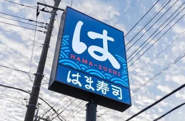 Brincalhão do TikTok preso após despejar líquido de limpeza no sushi