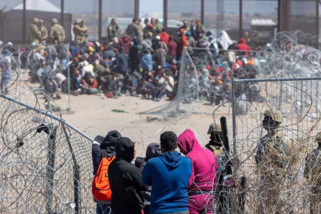 Tribunal dos EUA bloqueia esforço de Trump para revogar status legal de migrantes