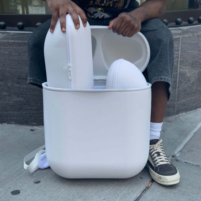 Bravest Studios cria mochila baseada em AirPods