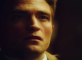 Robert Pattinson nos abençoa com outra vozinha engraçada no trailer Primetime 