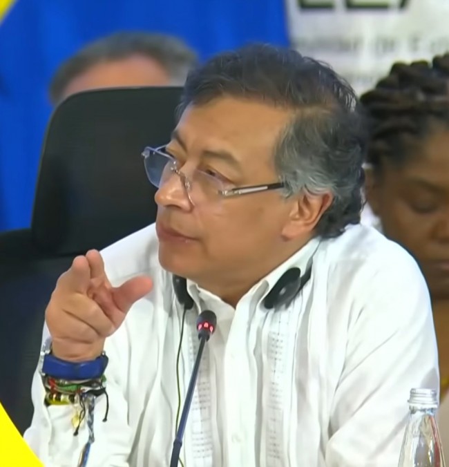 Petro, da Colômbia, alerta que ele "pegaria em armas novamente" se Trump atacar