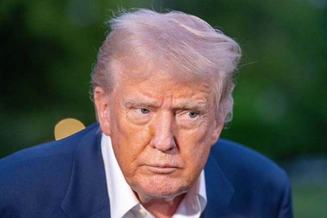 Trump garante US$ 200 bilhões em acordos com os Emirados Árabes Unidos e avança na parceria de IA